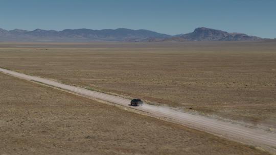 一辆车沙漠孤独旅程