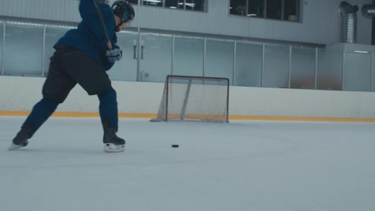 曲棍球运动员用棍子打冰球视频素材模板下载