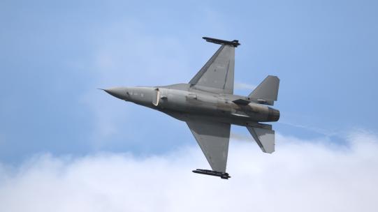 4K稳定：法国Avord航展比利时F-16战斗机高清在线视频素材下载