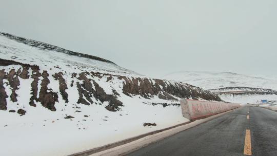 西藏旅游317国道车窗外夏曲卡公路雪山视频素材模板下载