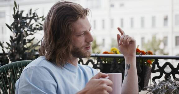 一对夫妇在阳台上喝咖啡聊天