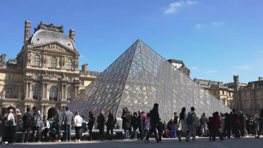 城市巴黎卢浮宫玻璃金字塔法国著名建筑地标视频素材模板下载
