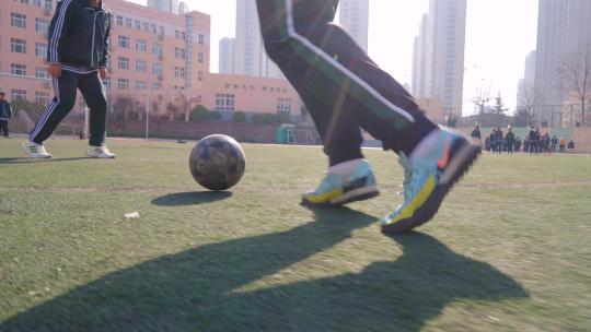 校园操场上踢足球-足球比赛视频素材模板下载