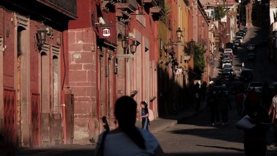 墨西哥圣米格尔人文街道行人地拍