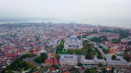 历史苏莱曼尼耶清真寺和伊斯坦布尔的鸟瞰图
