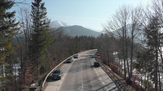 无人机跟拍林边公路的汽车