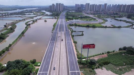 蓝天白云城市道路桥梁车流