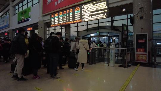 高铁站晚上中景側后方刷票进站视频素材模板下载
