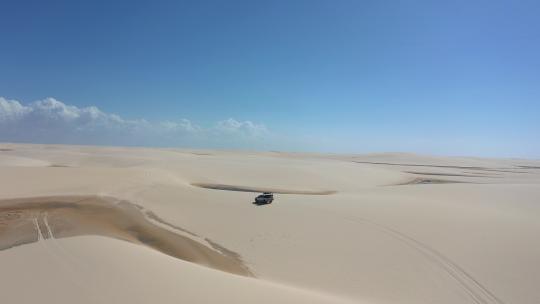 巴西标志性的雨水湖和沙丘。Lencois Maranhens巴西。