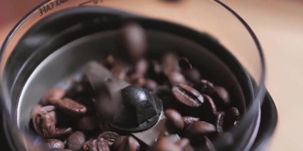 咖啡机研磨咖啡豆制作咖啡