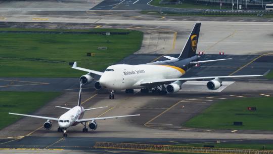 UPS波音747在深圳机场降落滑行