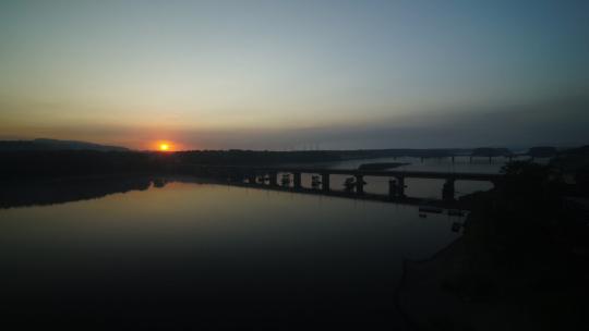 日落时过河的桥梁