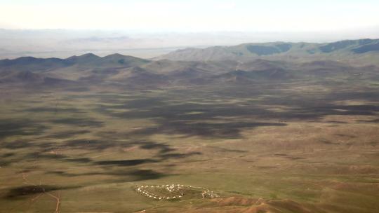 草原上的蒙古包和帐篷
