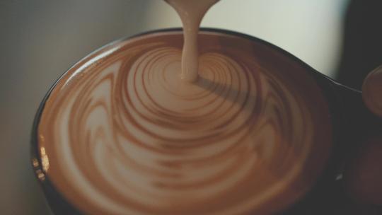 牛奶咖啡卡布奇诺制作慢镜头特写视频素材模板下载