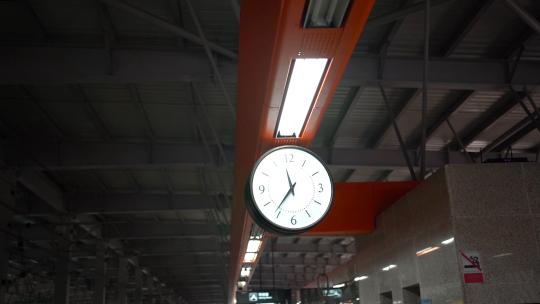 地铁站台时钟时间