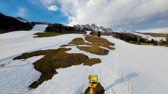 FPV航拍意大利圣佩莱格里诺山山峰雪山滑雪