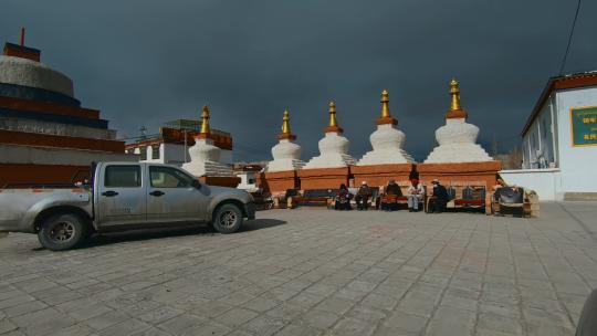 西藏旅游风光219国道车窗外白塔藏民