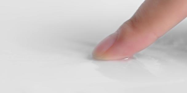 微距拍摄手指从面膜膜布上滑过