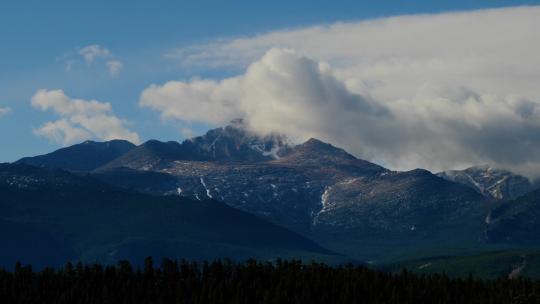 山脉上空云的延时摄影