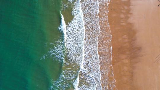 俯拍海岸浪花沙滩视频素材模板下载