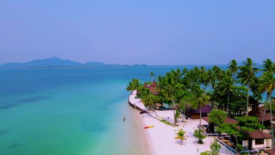 泰国Koh Mook Island或Koh Muk Trat是一个热带白色海滩，有棕榈树。