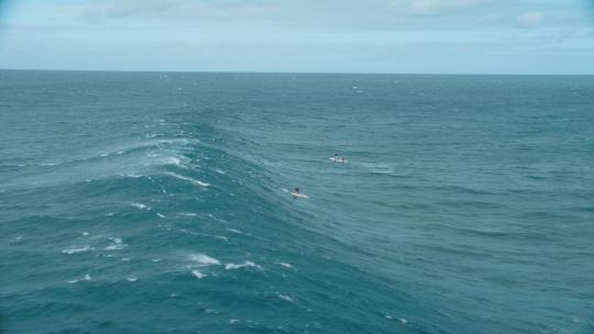 在波涛汹涌海中的冲浪者视频素材模板下载