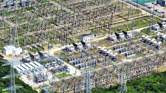 航拍城市工业园区高压电力传输电缆电站