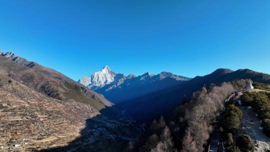 航拍四川阿坝四姑娘山幺妹峰雪山风光