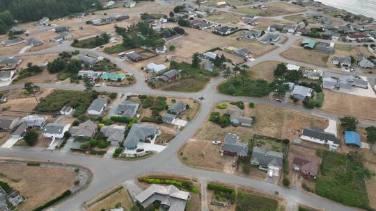惠德比岛稀疏农村人口的高空鸟瞰图。