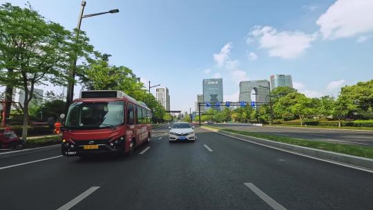 白天杭州市滨盛路车尾行车空镜2视频素材模板下载