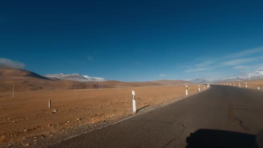 西藏旅游风光219国道车窗外蓝天牧场