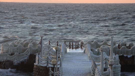 威海高区金海湾国际饭店栈桥上海冰与海浪视频素材模板下载