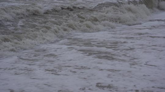 威海孙家疃葡萄滩冬季的海浪视频素材模板下载