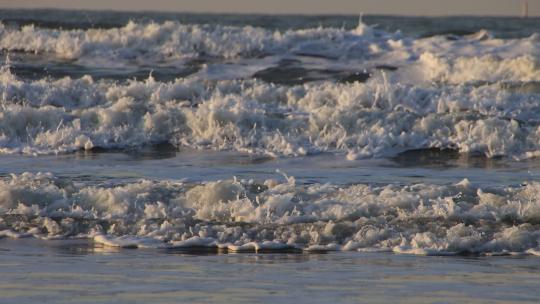威海金海湾涌动的海浪