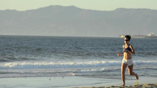 在沙滩上奔跑的女人视频素材模板下载