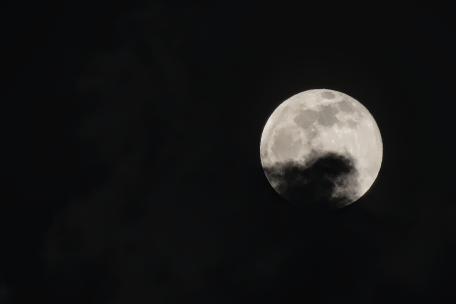 8K空镜云遮月月亮满月圆月夜幕