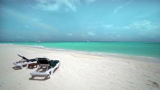 海岛沙滩上的休闲躺椅