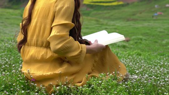 4K少女坐在草坪上看书阅读翻书实拍视频视频素材模板下载