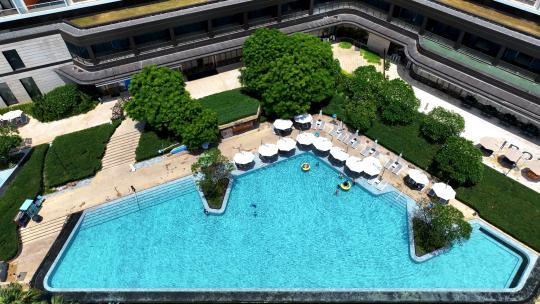 航拍城市旅游度假酒店设施蓝色水面游泳池