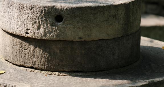 岁月的痕迹老石磨