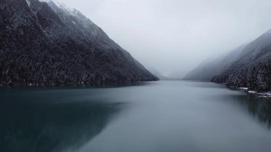 航拍新措雪山 西藏风光 冬季河流 江水视频素材模板下载
