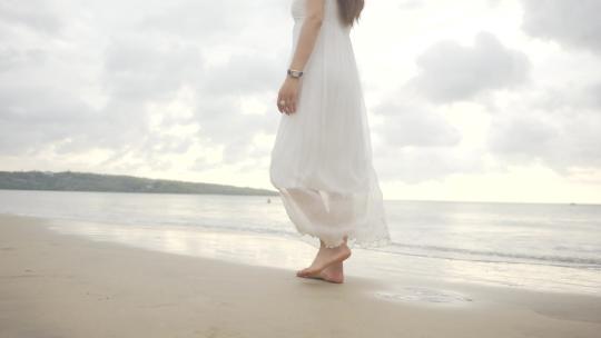 美女漫步沙滩