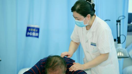 医院医生给病人按摩治疗