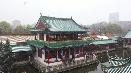 下雪中的中国古典亭台楼阁