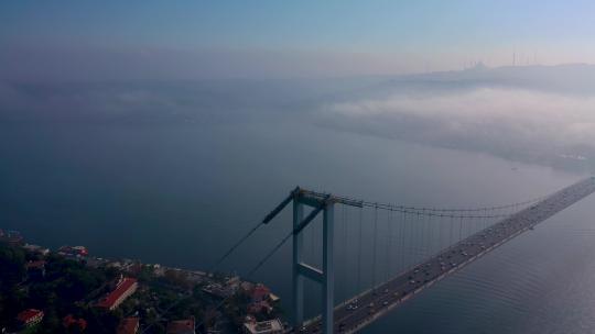 土耳其伊斯坦布尔雾天博斯普鲁斯海峡大桥的航拍视频。7月15日烈士桥视频素材模板下载
