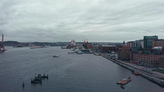 空中多利拍摄的哥德堡港口附近的河流在阴天。船在背景。