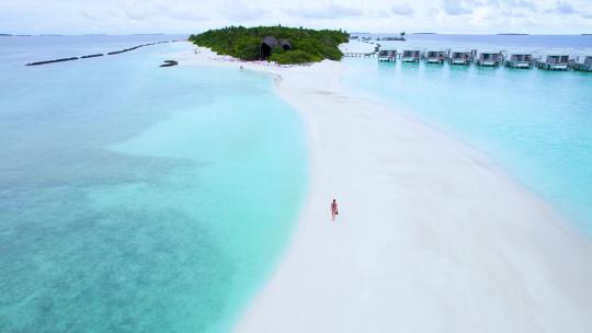 美女在海边沙滩上散步马尔代夫4K航拍