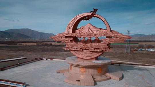 西藏旅游风光日喀则珠穆朗玛峰雕塑高铁
