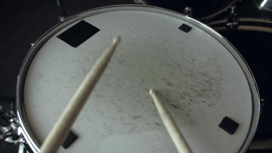 鼓手在小鼓上用棍子演奏视频素材模板下载