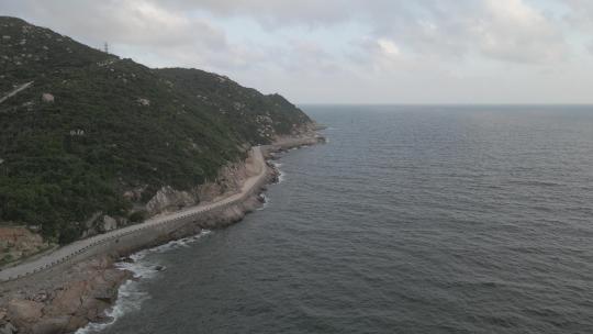 4K航拍 海浪拍在海岛的岩石边上视频素材模板下载